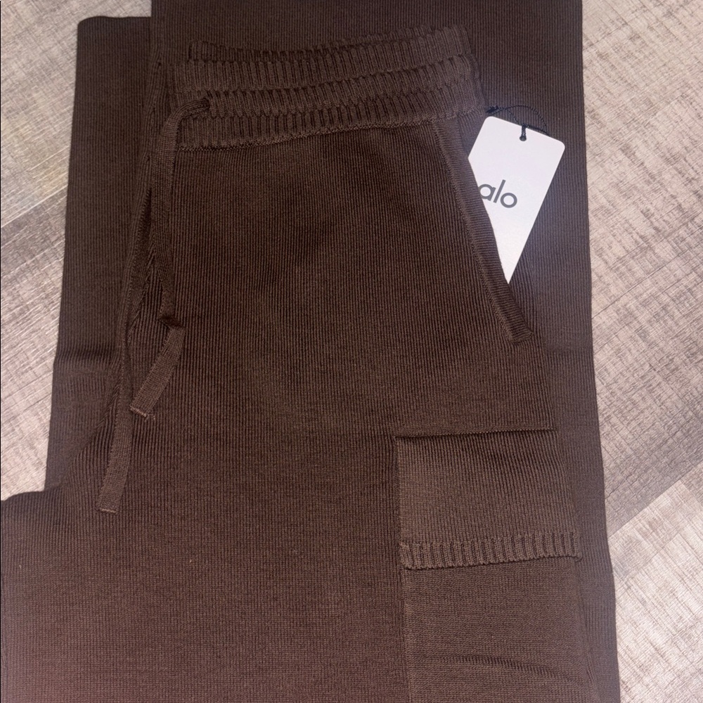 Alo Scholar Knit Cargo Pants - Picture 6 of 7